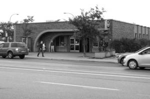 Entrée de la station de métro Namur sur la rue Jean-Talon Ouest