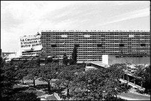 Démolition de la barre Renoir de la cité des 4000 à La Courneuve (93) en 2000