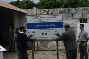 Pose du panneau annonçant la rénovation d'un lieu public du quartier Bras-Fusil à St-Benoît de la Rénion
