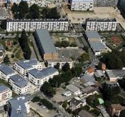 Vue aérienne du centre de loisirs Hergé à la cité des Bosquets (Montfermeil, 93) construit à l'emplacement de l'ancienne barre B2 démolie en 1994