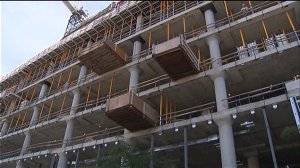 Montée de poutres sur le chantier du CHUM