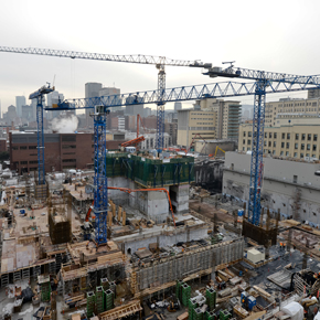 Installation de la 5e grue sur le chantier d'agrandissement du CHUM