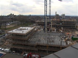 Vue du chantier de l'agrandissement de l'hôpital Ste-Justine depuis le bâtiment principal