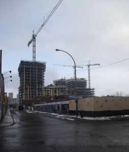 Vue d'un des chantiers de construction de condos dans Griffintown