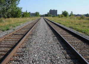 Les voies ferrées passant à proximité du site et empruntées par le train de banlieue de l'AMT Montréal-Blainville/Saint-Jérôme