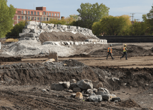 Construction du mur-anti bruit sur le site d'Outremont
