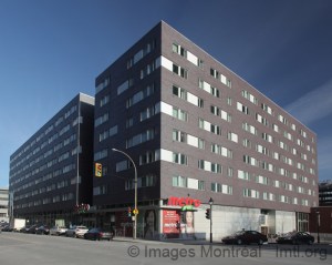 Une vue des résidences de l'École de Technologie Supérieure du niveau de la rue