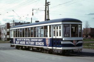 Publicité pour l'armée canadienne durant la Seconde Guerre Mondiale en anglais figurant sur un tramway
