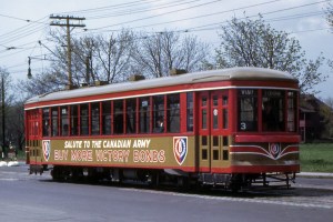Publicité en anglais pour l'armée canadienne figurant sur un tramway de Montréal