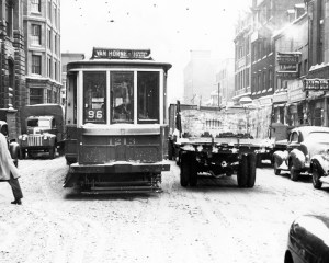 Tramway circulant sur la rue St-Antoine