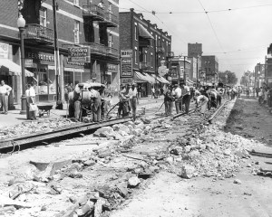 Retrait des rails du tramway sur la rue Bélanger (années 1950)