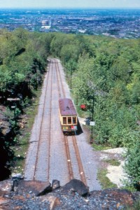 Ligne de tramway circulant sur le Mont-Royal