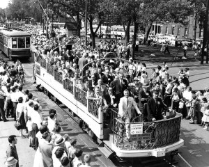 Parade des tramways sur l'avenue Papineau en 1959