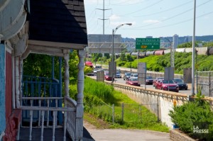 Une des 16 maisons qui seront démolies pour laisser place à l'élargissement de l'autoroute 15 en marge de la construction du futur pont Champlain