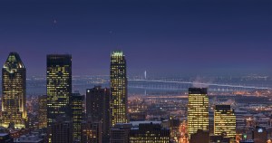 Vue nocturne du nouveau pont Champlain depuis le Mont-Royal, en hiver avec les gratte-ciels du centre-ville de Montréal au premier plan