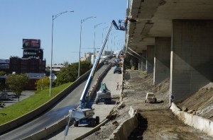 Ouvriers travaillant à la réparation d'une des structures de l'autoroute Ville-Marie en septembre 2013