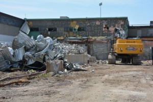 Démantèlement de bâtiments industriels entre les rues Cabot et Gladstone en juin 2014