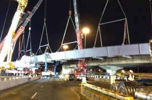 Installation d'une poutre-caisson durant le chantier de réaménagement de l'échangeur des Laurentides