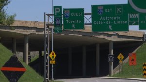 Viaduc de l'autoroute 20 surplombant le rond-point Dorval au niveau de l'échangeur