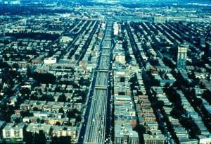Vue aérienne de l'autoroute Décarie dans les années 1970