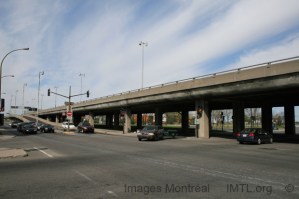 Une des structures élevées constituant l'autoroute Métropolitaine en 2007