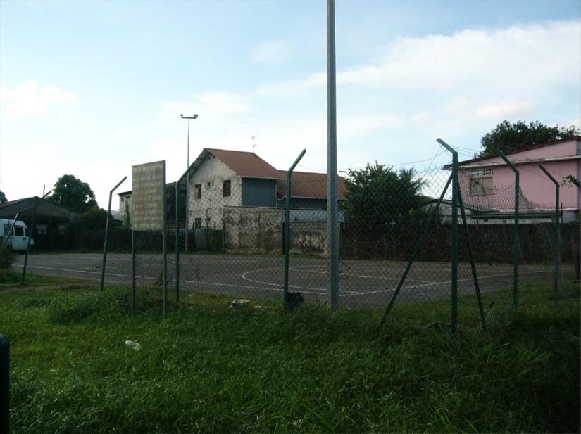 Un aspect de délabrement du Faubourg-L'Abri à Cayenne, un quartier placé en rénovation urbaine et devant être desservi par le futur BHNS de la CACL