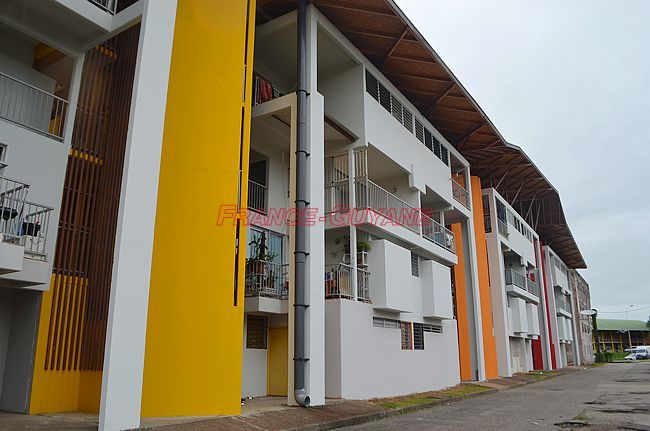 Une barre HLM de la Cité Uranus dans le quartier de Cabassou, à Cayenne
