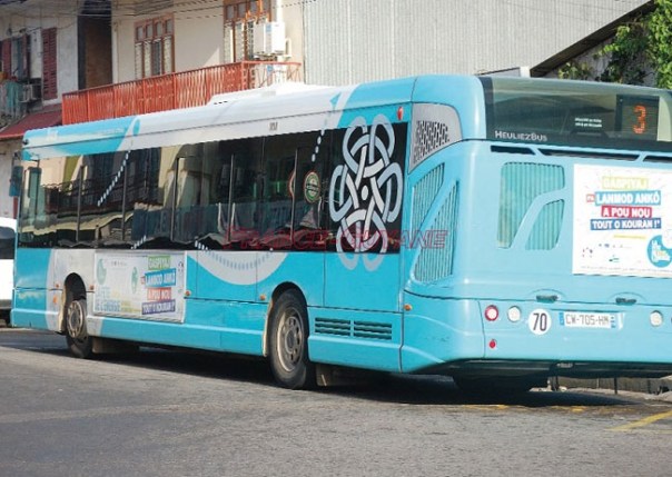 Un autobus de la société de transport Agglo'bus, chargée du transport dans l'agglomération de Cayenne 