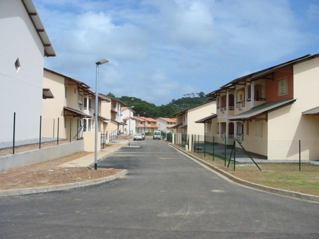 La résidence Saint-Martin, constituée de maisons de ville, dans le quartier de Palika, à Cayenne