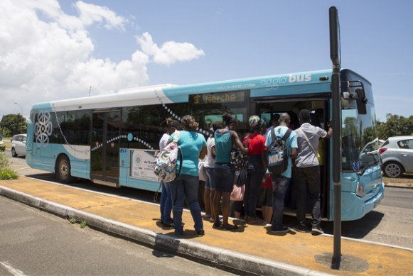 Personnes embarquant dans un Agglo'bus de la région de Cayenne