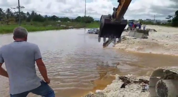 RN2 inondée à Beausoleil (Baie-Mahault) en mai 2017