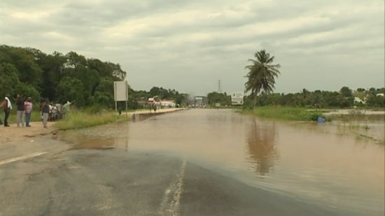 RN2 inondée à Fond Budan (Baie-Mahault) en mai 2017